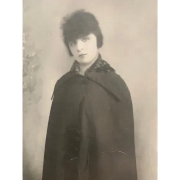 Vintage post Card Woman in Cape Unused Portrait Cape Hat - Picture 2 of 3